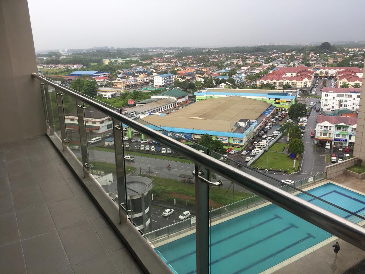 Bernard Holiday Home @ Imperial Suites Kuching Extérieur photo