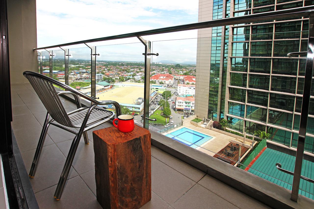 Bernard Holiday Home @ Imperial Suites Kuching Extérieur photo